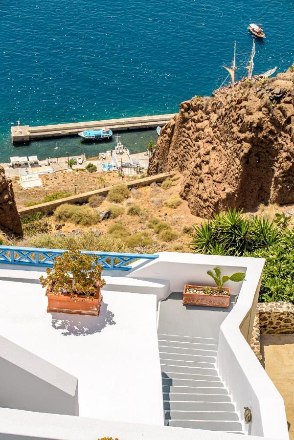 Golden Grey Goose * Fira (Santorini)